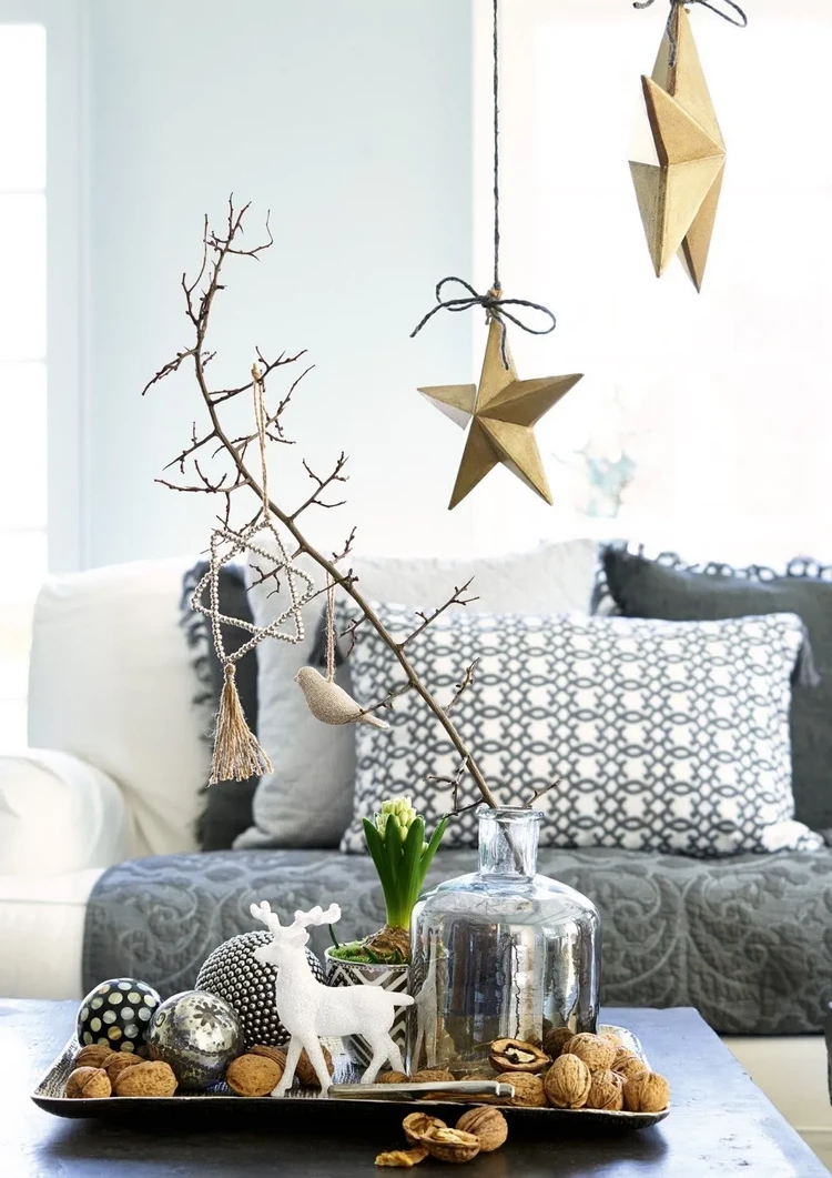 Coffee Table Christmas Decoration Ideas What Materials to Use