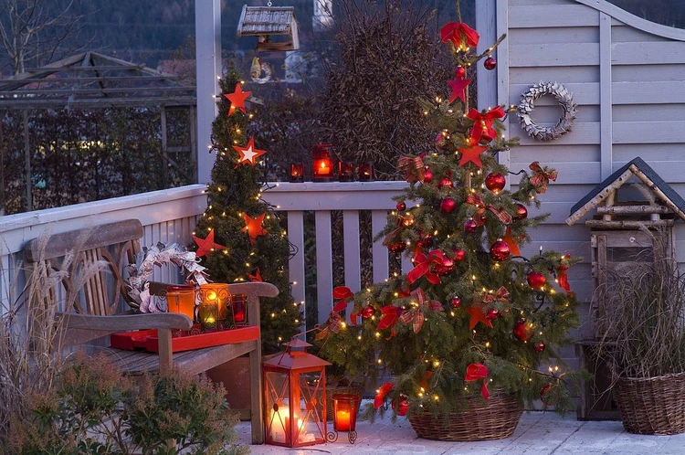 Decorate the balcony for Christmas trees lanterns candles