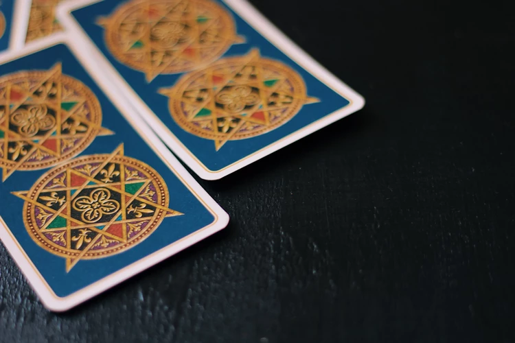 How to Ask the Right Yes No Questions for Tarot Reading