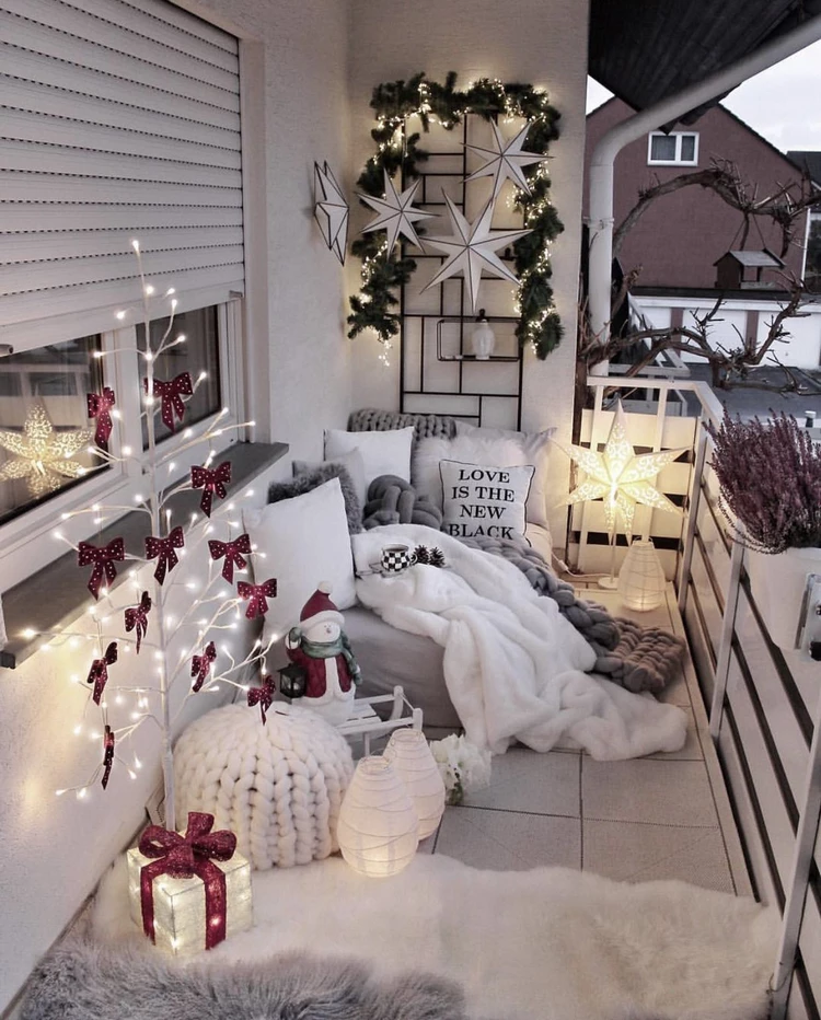 How to decorate your balcony for Christmas