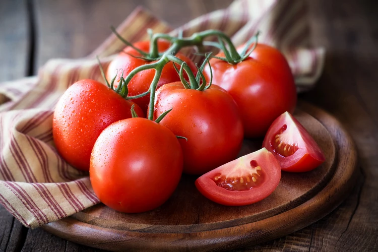 Tomato home remedy for darkened skin