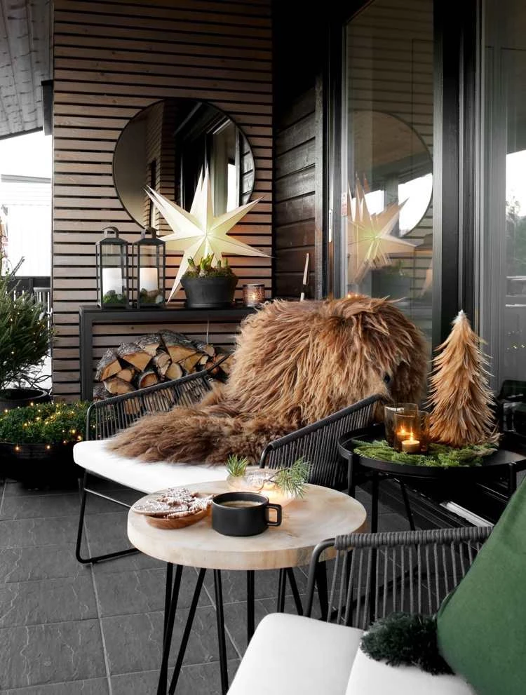 beautiful Christmas decorating ideas for your balcony