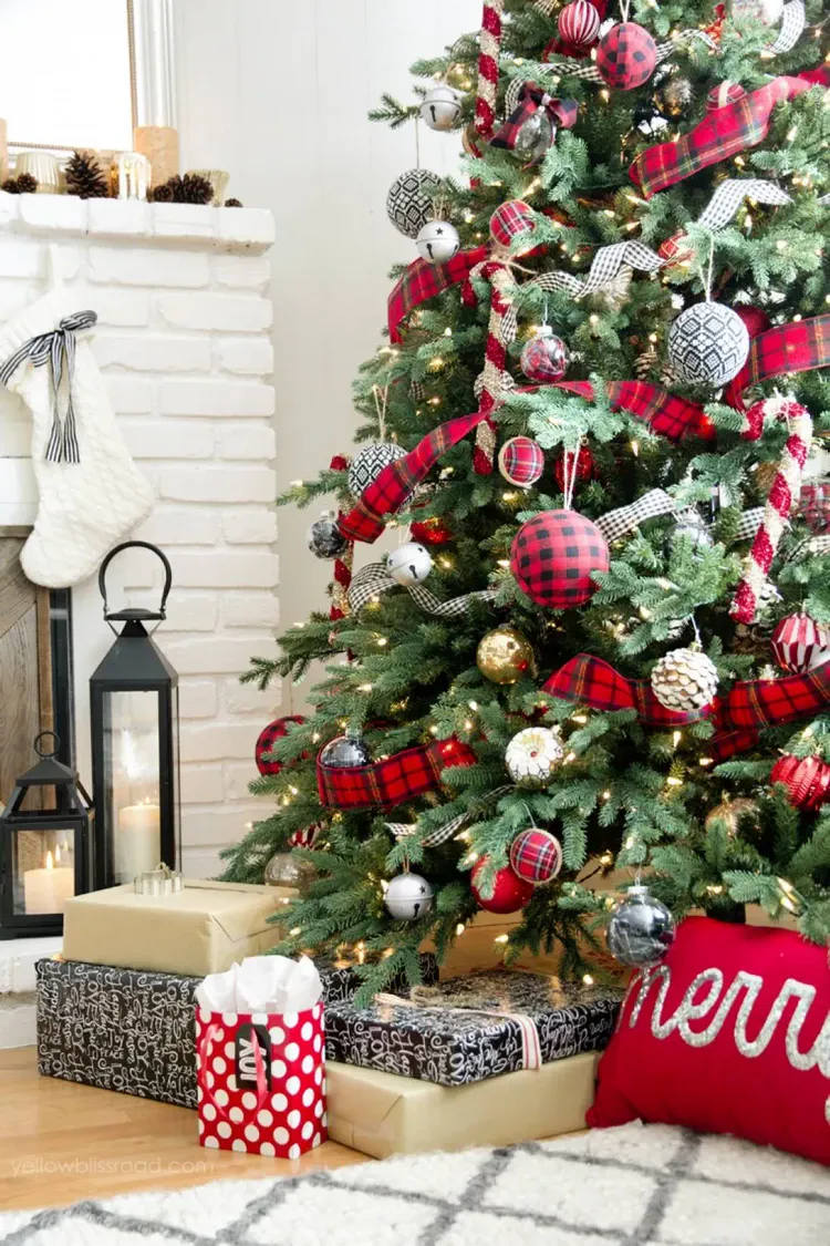plaid ornaments and garland Christmas tree decor ideas