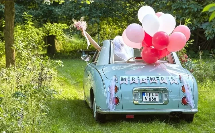 DIY wedding car decoration with balloons