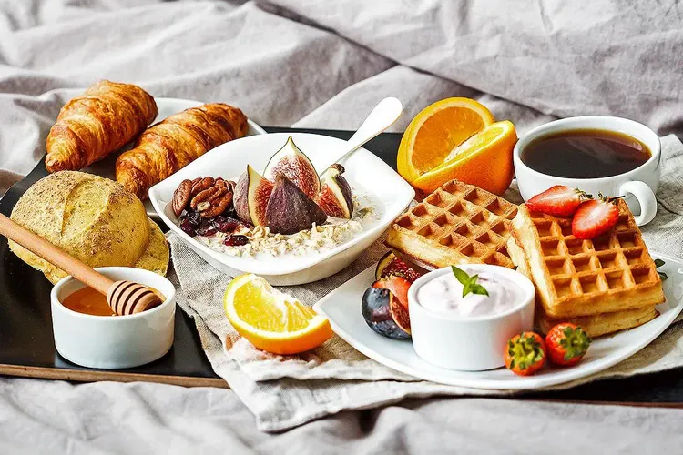 Romantic Breakfast in Bed Ideas