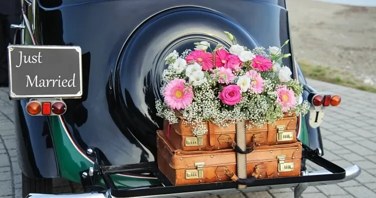 Wedding car decorating ideas with fresh flowers
