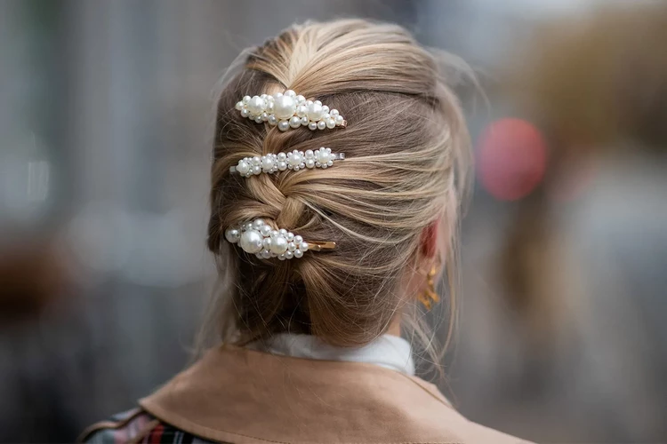 decorate your hair with fashionable hairpins