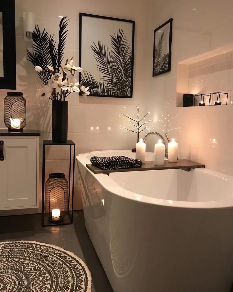 Candles covering the bathtub  Candle light bedroom, Romantic bathrooms,  Candle light room