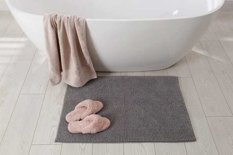 Las alfombras y alfombras de baño agregan estilo y calidez.