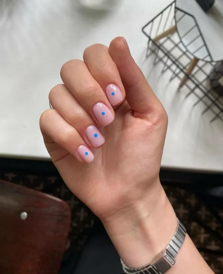Minimalist nail art 2022 manicure trends
