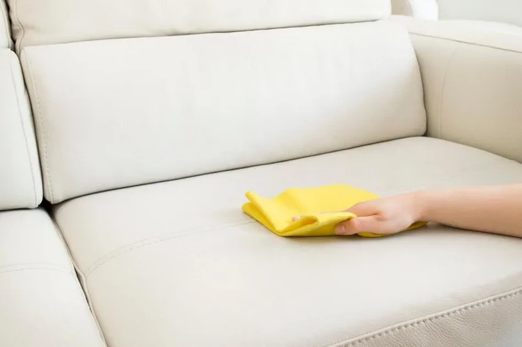 limpiar manchas de grasa de muebles de cuero