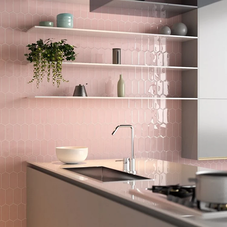 ideas de pared de acento de cocina de azulejo hexagonal rosa