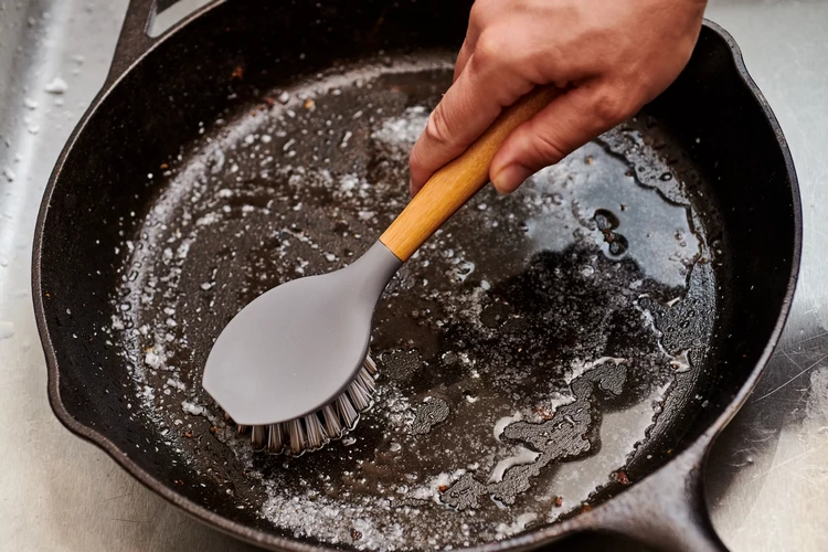 Limpiar la sartén de hierro fundido con agua hirviendo
