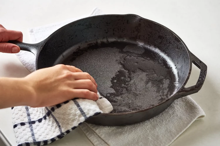 How to clean cast iron using natural ingredients