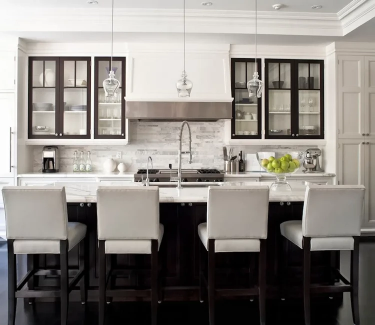 simetría interior de cocina equilibrada en interiores de casas modernas