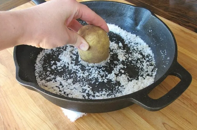 clean cast iron Raw Potato and Baking Soda Method