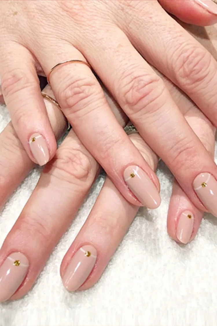 oval nail shape with minimalist decoration