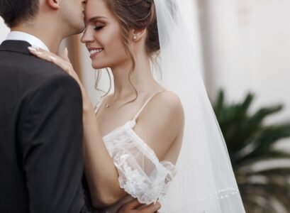 2022-Wedding-Hairstyles-Color-Trends-and-Fashionable-Accessories