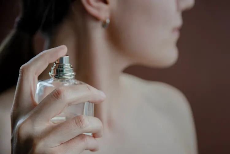 how to apply perfume during summer