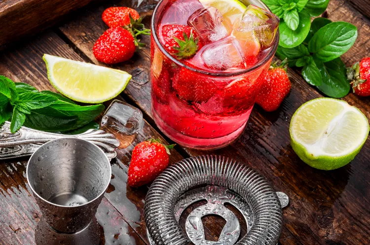 Summer Drinks 2022 Non alcoholic strawberry cocktail 