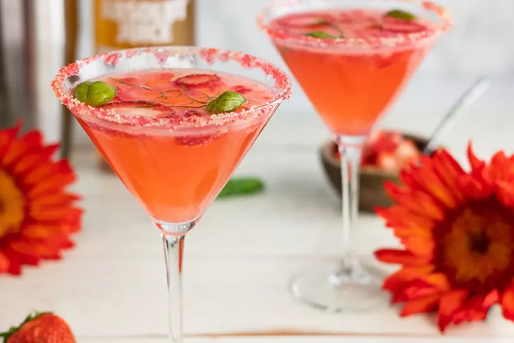 summer drinks 2022 recipes Strawberry prosecco cocktail