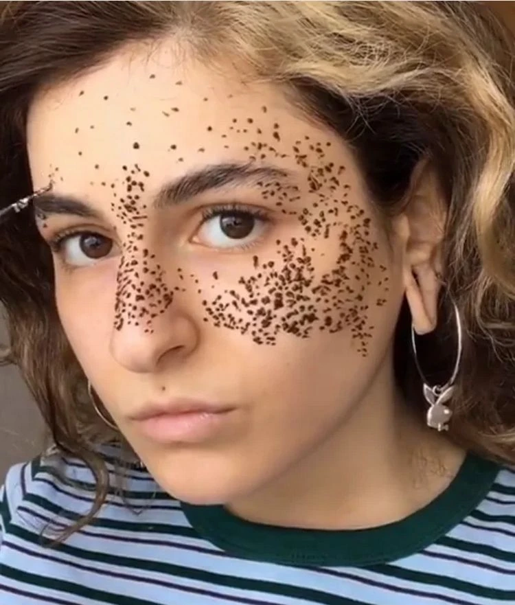 How to paint freckles with henna