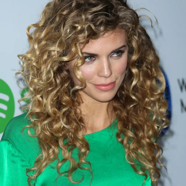curly hairstyles trends 2022 Layered cut for curly hair