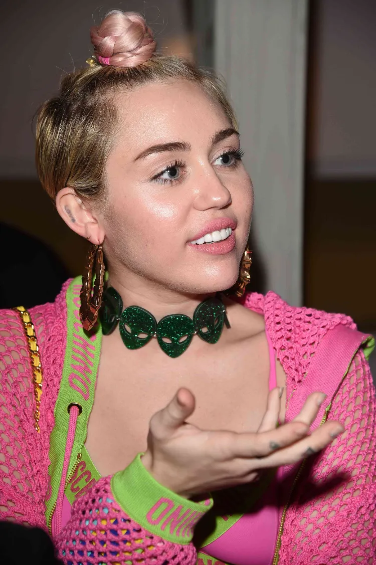 Miley Cyrus Hairstyles keeping hair off the face