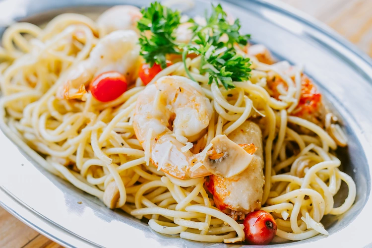 Prepare spaghetti aglio olio with prawns for more protein