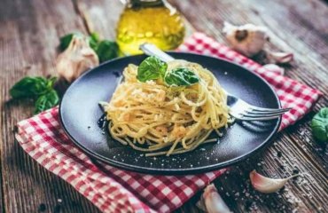 classic-dish-made-in-italy-with-spaghetti-and-garlic-in-olive-oil
