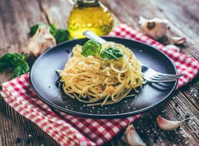 classic-dish-made-in-italy-with-spaghetti-and-garlic-in-olive-oil