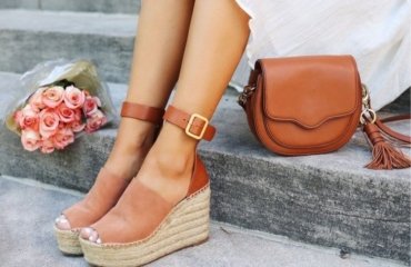 how-to-wear-a-mini-dress-trendy-shoes-2022-fashion-summer-women