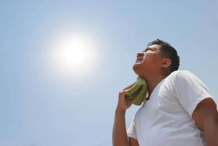 long exposure to sun rays can cause symptoms of sunstroke