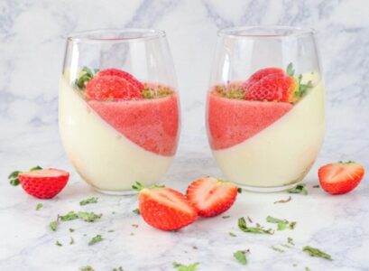 vegan-summer-dessert-idea-with-strawberries-and-agar-agar