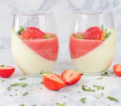vegan-summer-dessert-idea-with-strawberries-and-agar-agar
