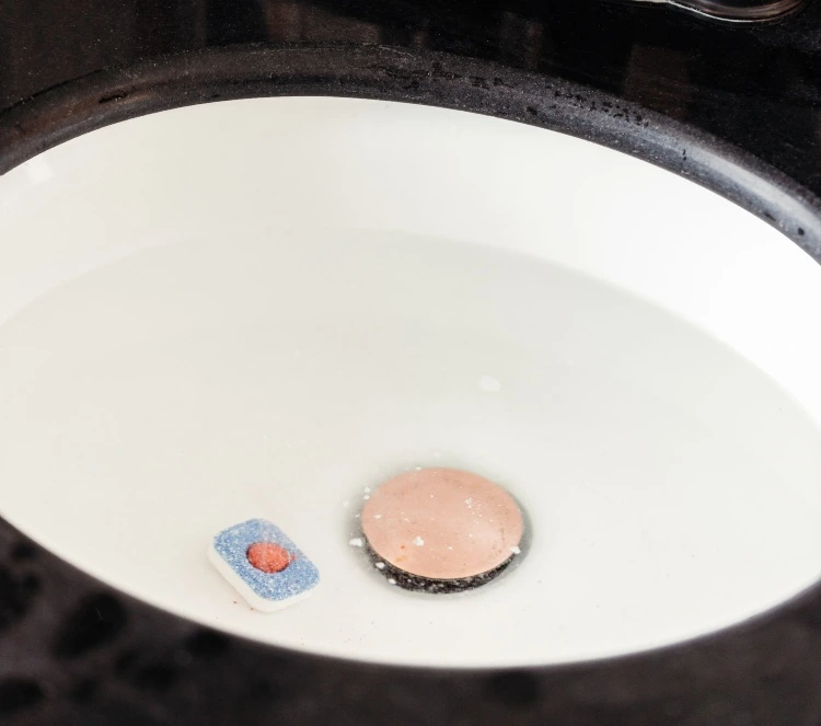 Clean the kitchen sink with dishwasher tabs and dissolve grease and dirt