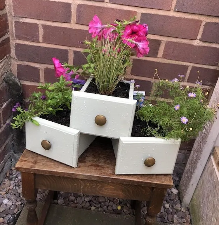 Decorate a small outdoor corner using diy garden decoration with old drawers