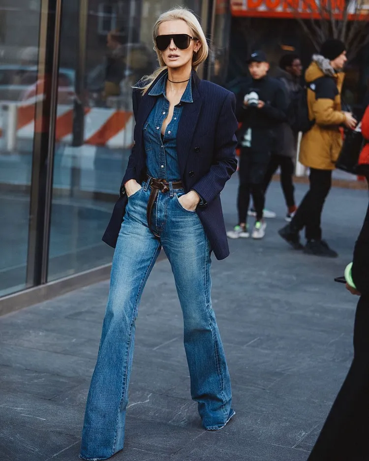 Flared Jeans Trend Fall 2022 Business Outfit for Women