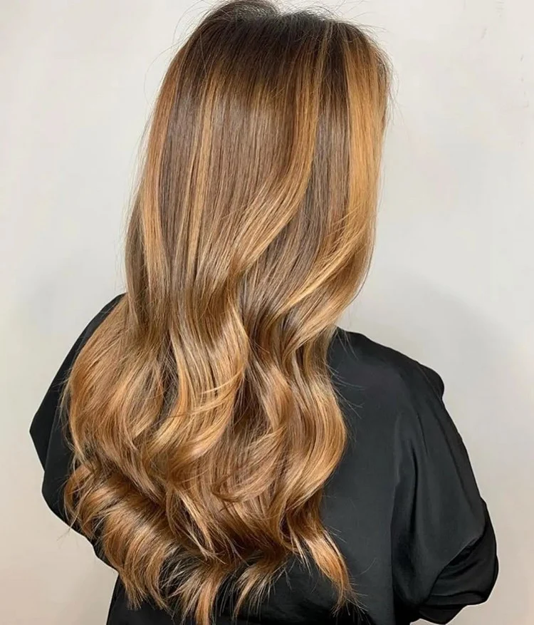 Honey highlights are the ideal way to lighten your hair slightly