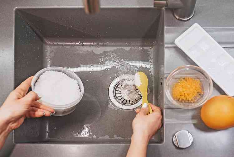 How to clean smelly drains with home remedies
