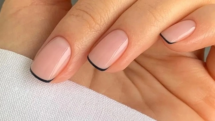 Micro French Nails 2022 are perfect for minimalists