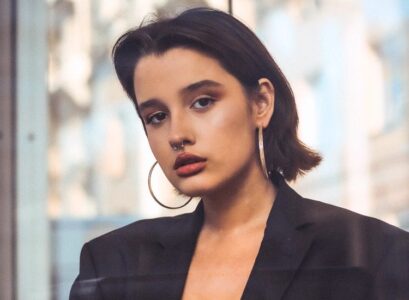Mid-Length-Flicked-Bob-Short-Hairstyles-Trend-2022