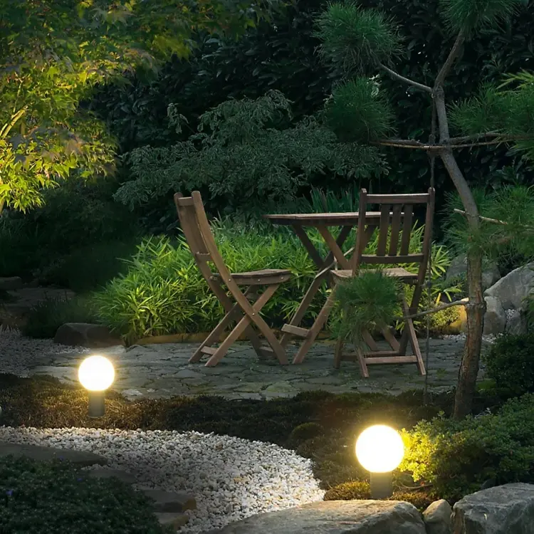 Place solar lamps in the garden