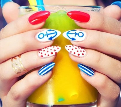 Summer-manicure-designs-what-are-nautical-nails-2022-trends