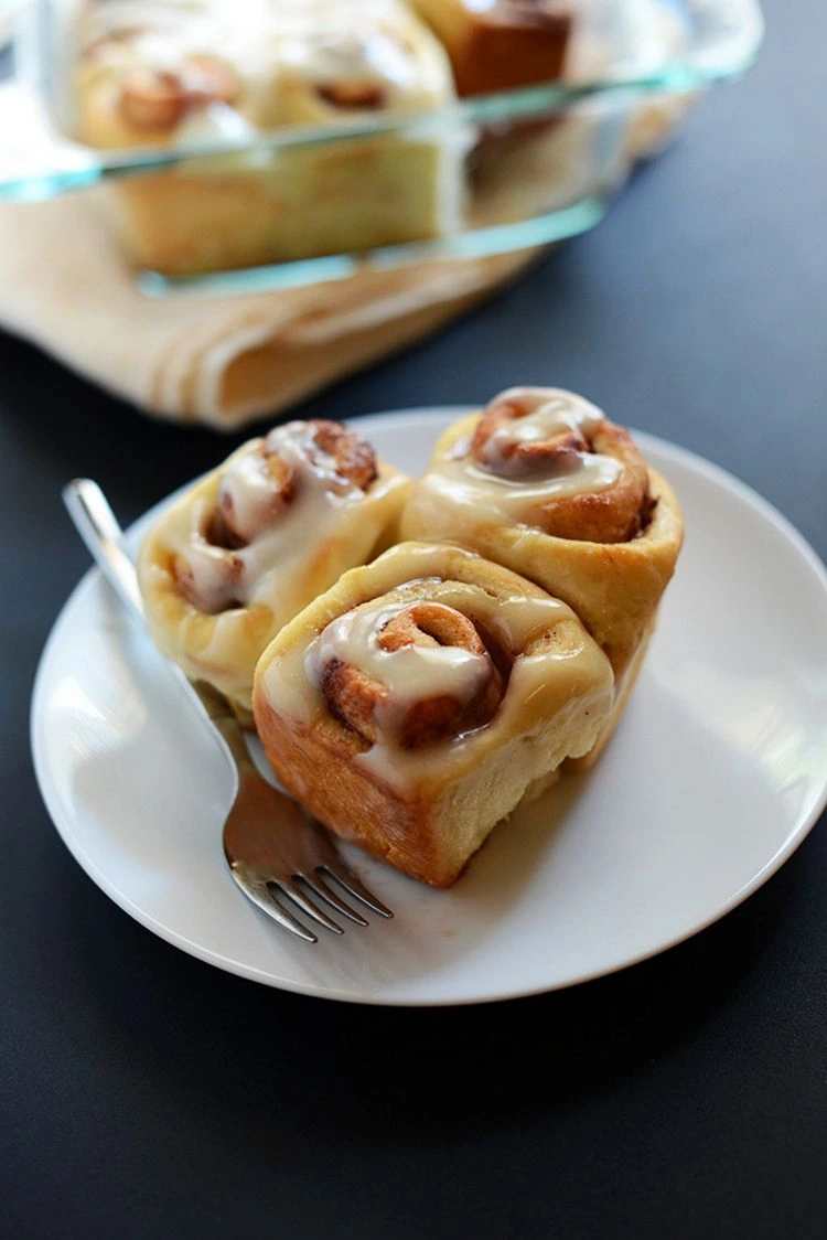 Синнабон пошагово с фото. Cinnabon булочки. Фудпорн Синнабон. Синнабон с корицей. Синнабон булочки с корицей.