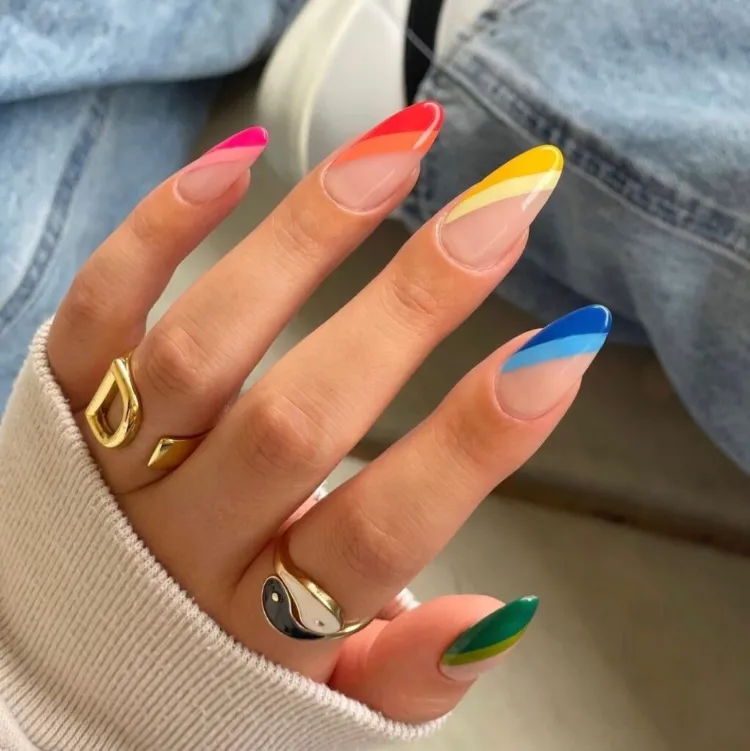 are French Nails in Trend Summer nail art 2022