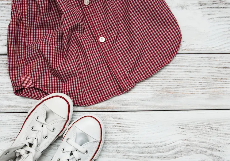 colored skirt and white sneakers for the spring or summer season