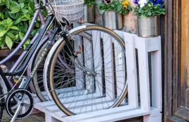 eco-friendly-bicycle-storage-from-pallets-for-the-garden-area