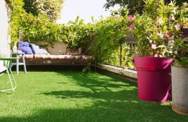how-to-maintain-an-artificial-grass-on-the-balcony