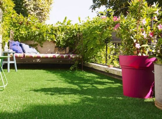 how-to-maintain-an-artificial-grass-on-the-balcony